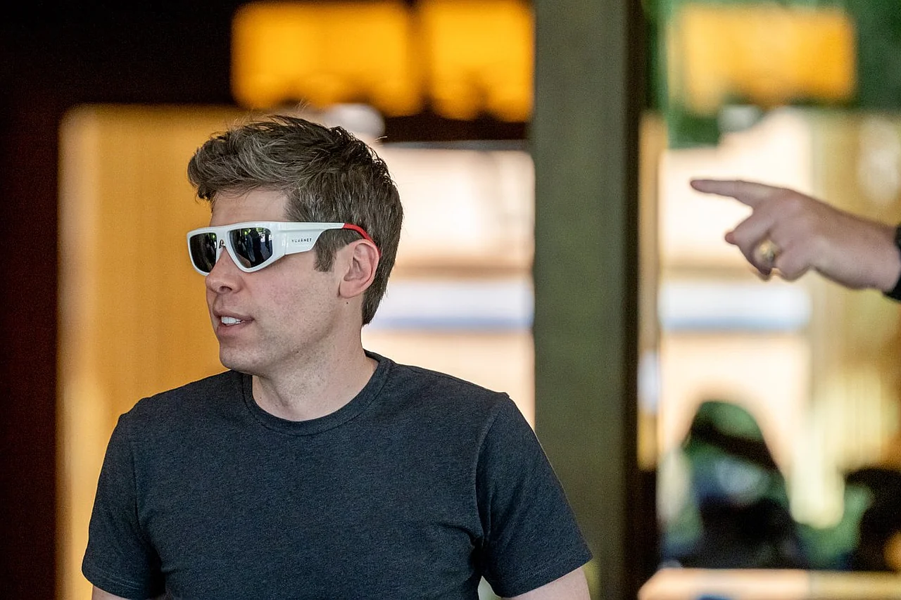 The Conflict Between Sam Altman and Elon Musk: Are Space Data Centers Real?