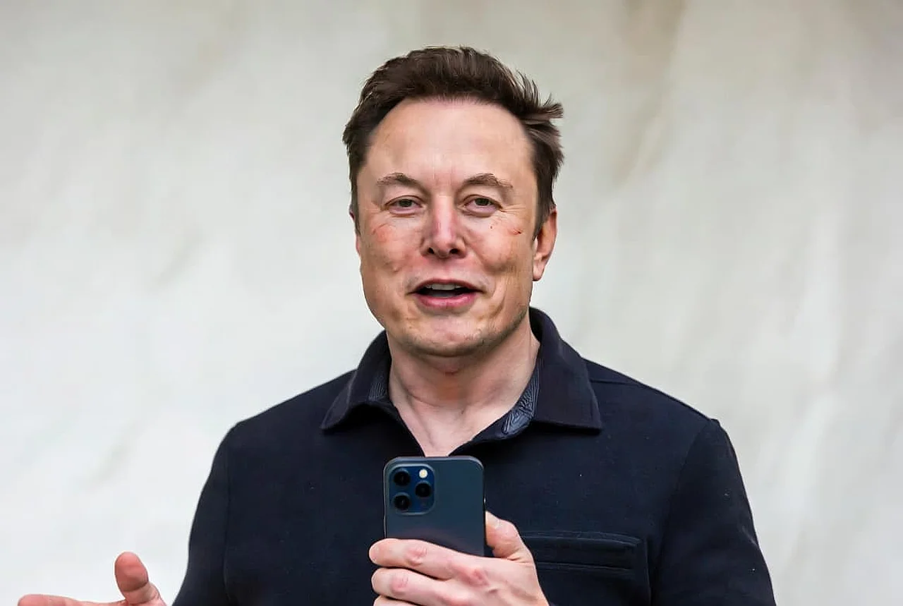 Arbeitet SpaceX an einem Smartphone, das dünner als das iPhone ist: Elon Musk reagiert