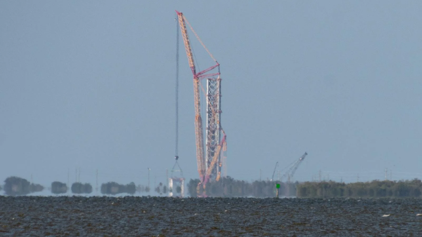SpaceX baut Mechazilla-Turm am Cape Canaveral mit dem leistungsstärksten Kran der Welt