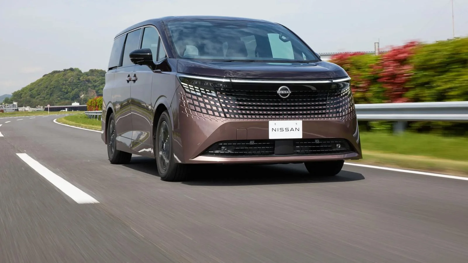 Toyota Alphard тахтига даъвогар: Nissan бутунлай янги Элгранд моделини тақдим этди