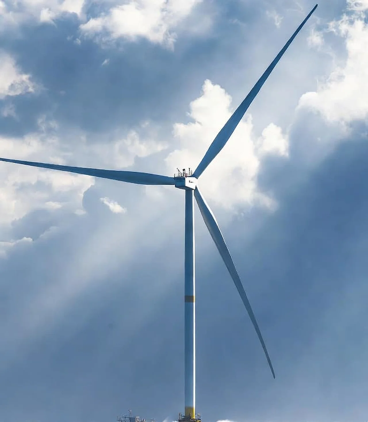 China pone en marcha la mayor turbina eólica flotante del mundo