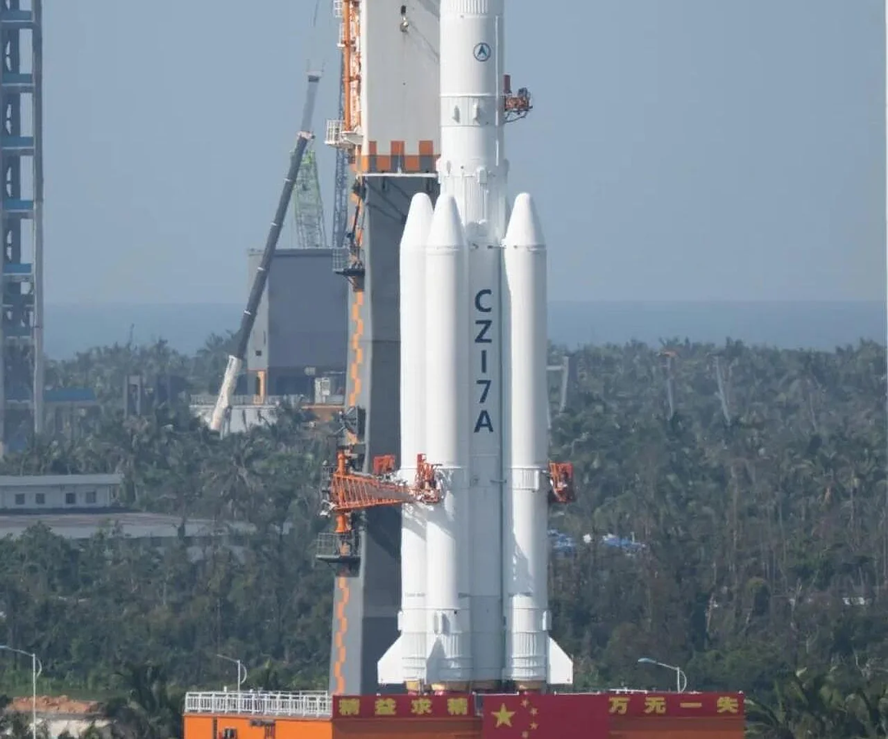 Chinas Long March 7A Rakete zur Startrampe gebracht