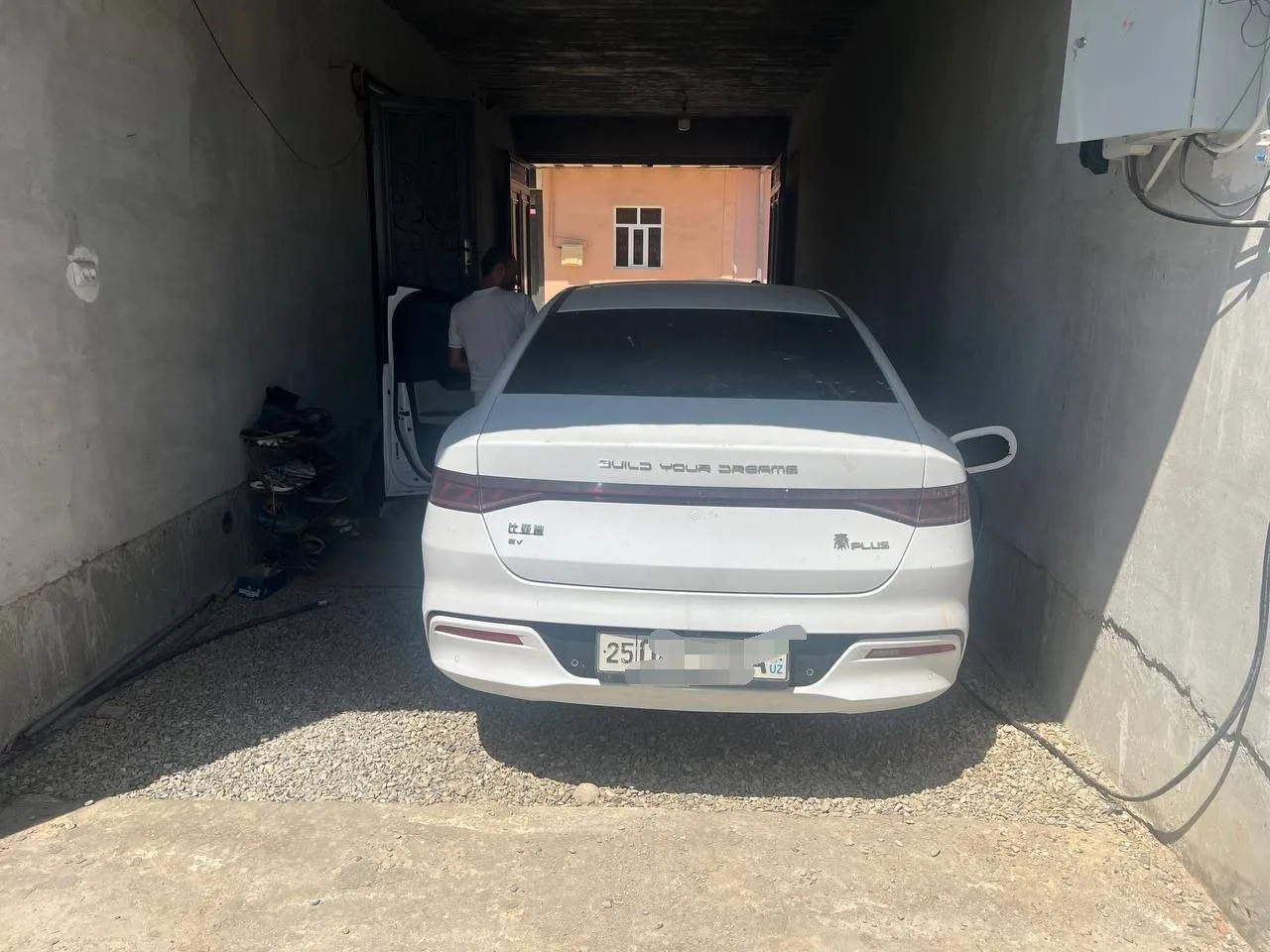 Солиқ қарзи сабаб фермер хўжалигига тегишли BYD автомашинаси хатланди