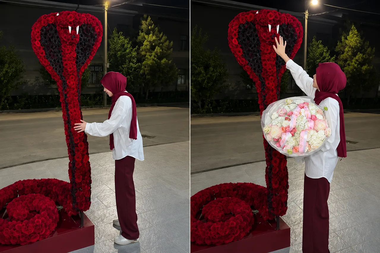 Qizil atirgullardan yasalgan kobra haykali yonida turgan ayol.
