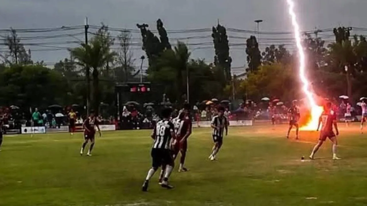 La foudre frappe pendant un match de football : un joueur de 24 ans meurt