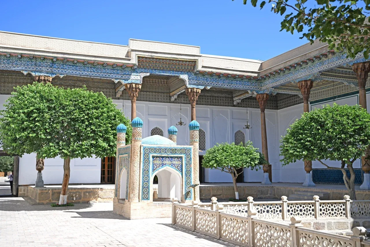 Shavkat Mirziyoyev Bahouddin Naqshband maqbarasini ziyorat qildi (foto)