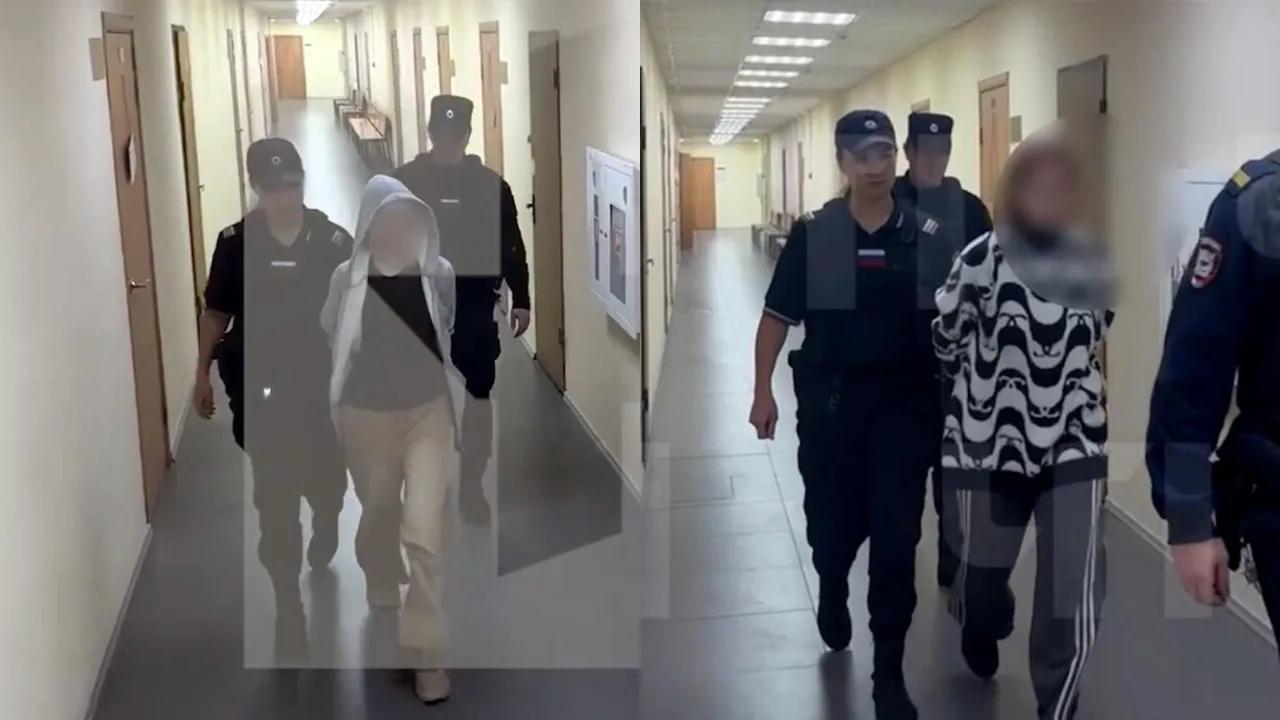 Militsiya xodimlari bino yo‘lagida qo‘li kishanlangan ayollarni olib ketmoqda.