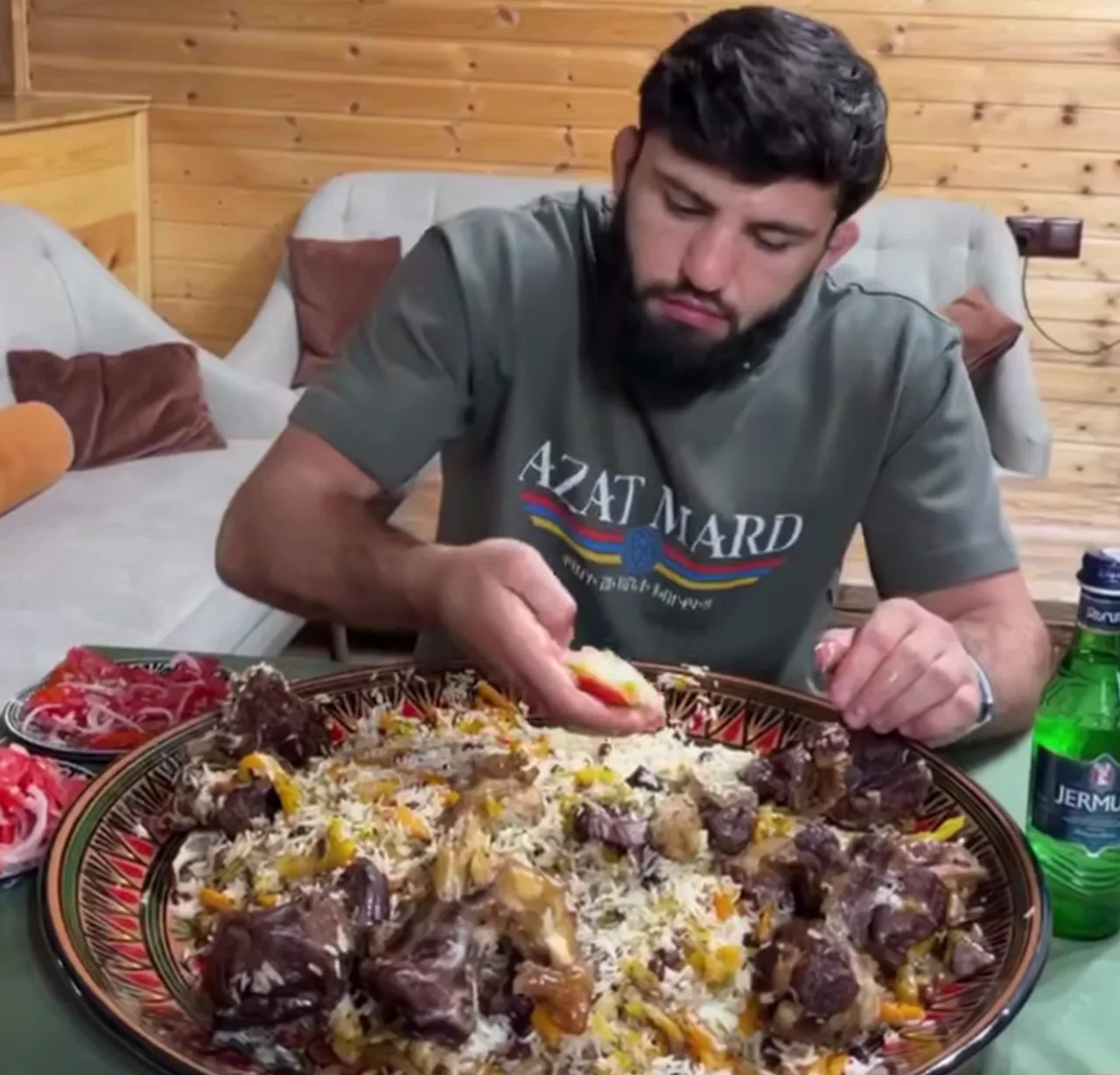 Arman Tsarukyan Chooses Uzbek Plov: Footage Draws Attention (Video)