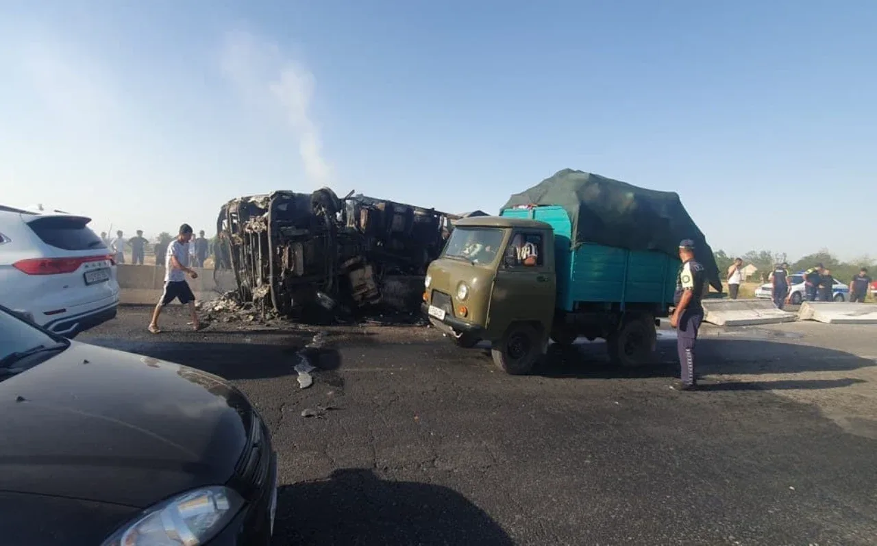 Нурободда даҳшатли ЙТҲ: Ҳаракатдаги юк автомобили ёниб кетди