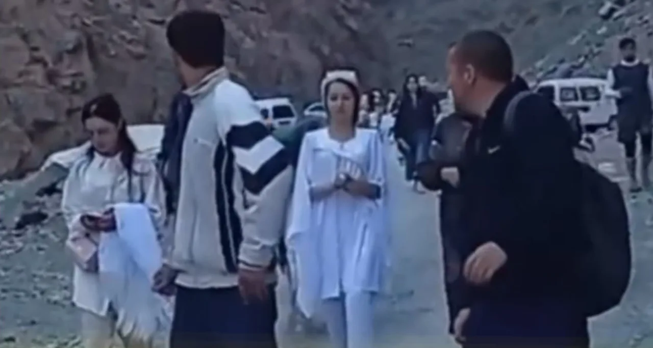 Bride and groom who headed for the mountains instead of having a lavish wedding attract attention (video)