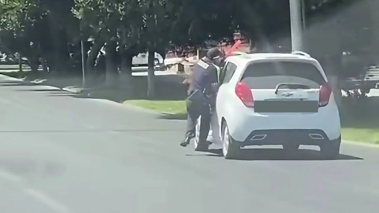 In Samarkand, footage showing a driver attempting to flee and dragging a traffic patrol officer has drawn everyone's attention