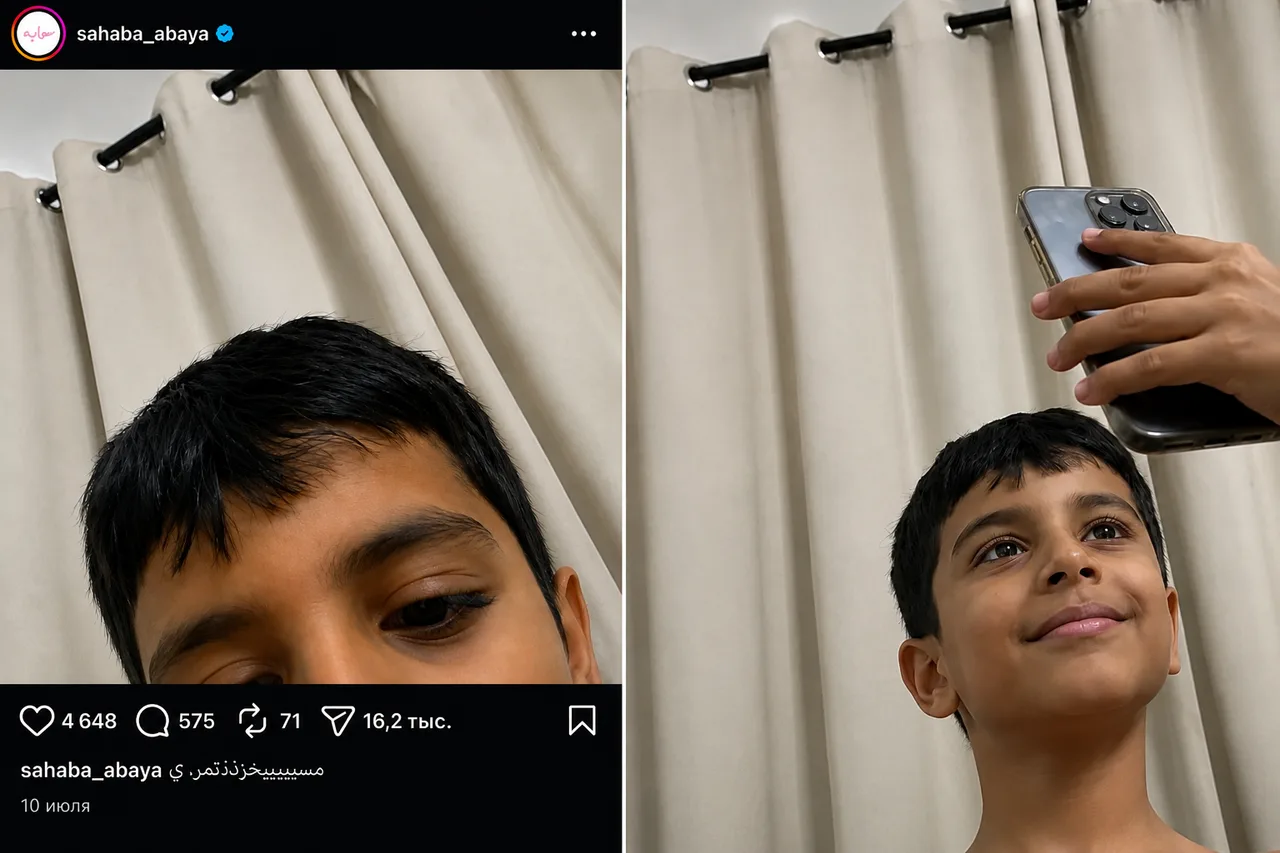 Qora sochli bola telefon tutgan qo‘lga tabassum bilan qarab turibdi.