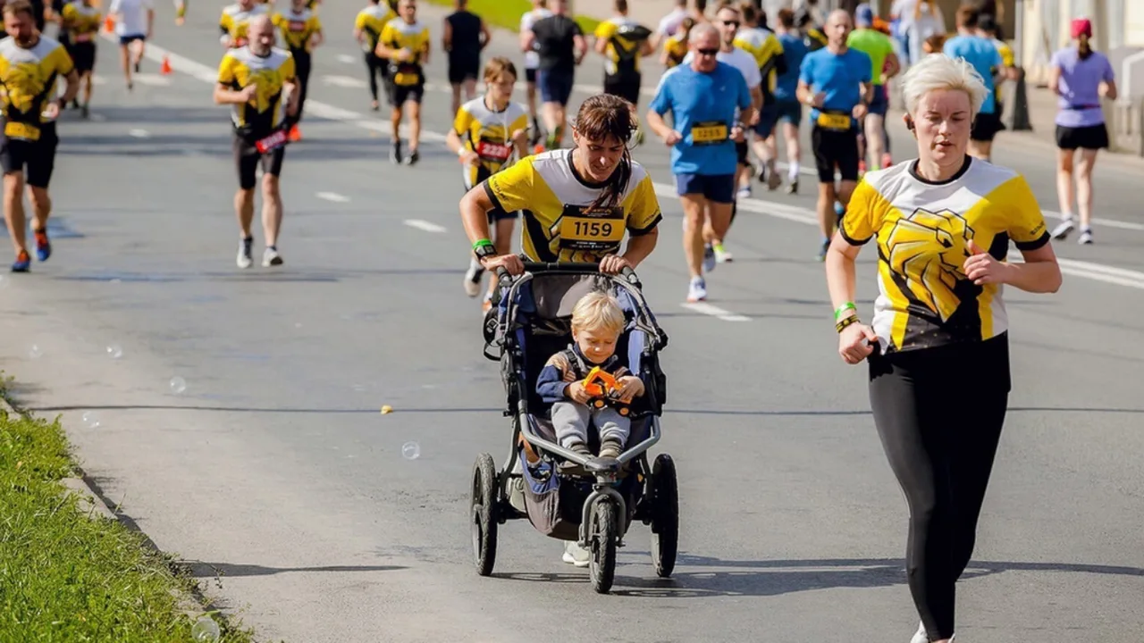 American man sets world record with daughter in stroller