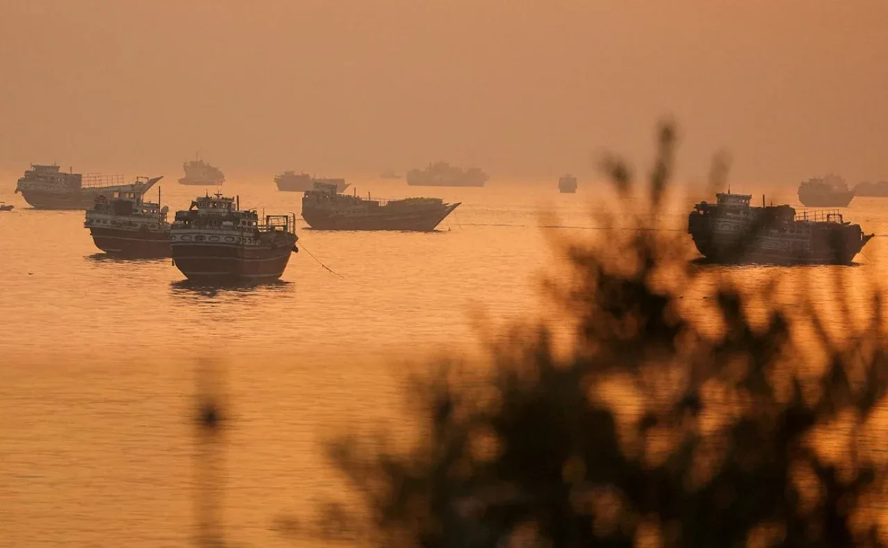 Secret Corridor in the Strait of Hormuz: U.S. Forces Open New Route to Export Oil
