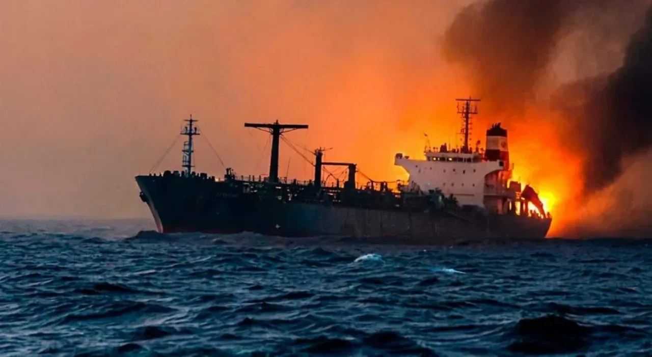 Terrifying explosion in the Strait of Hormuz: Supertanker hits a mine and catches fire
