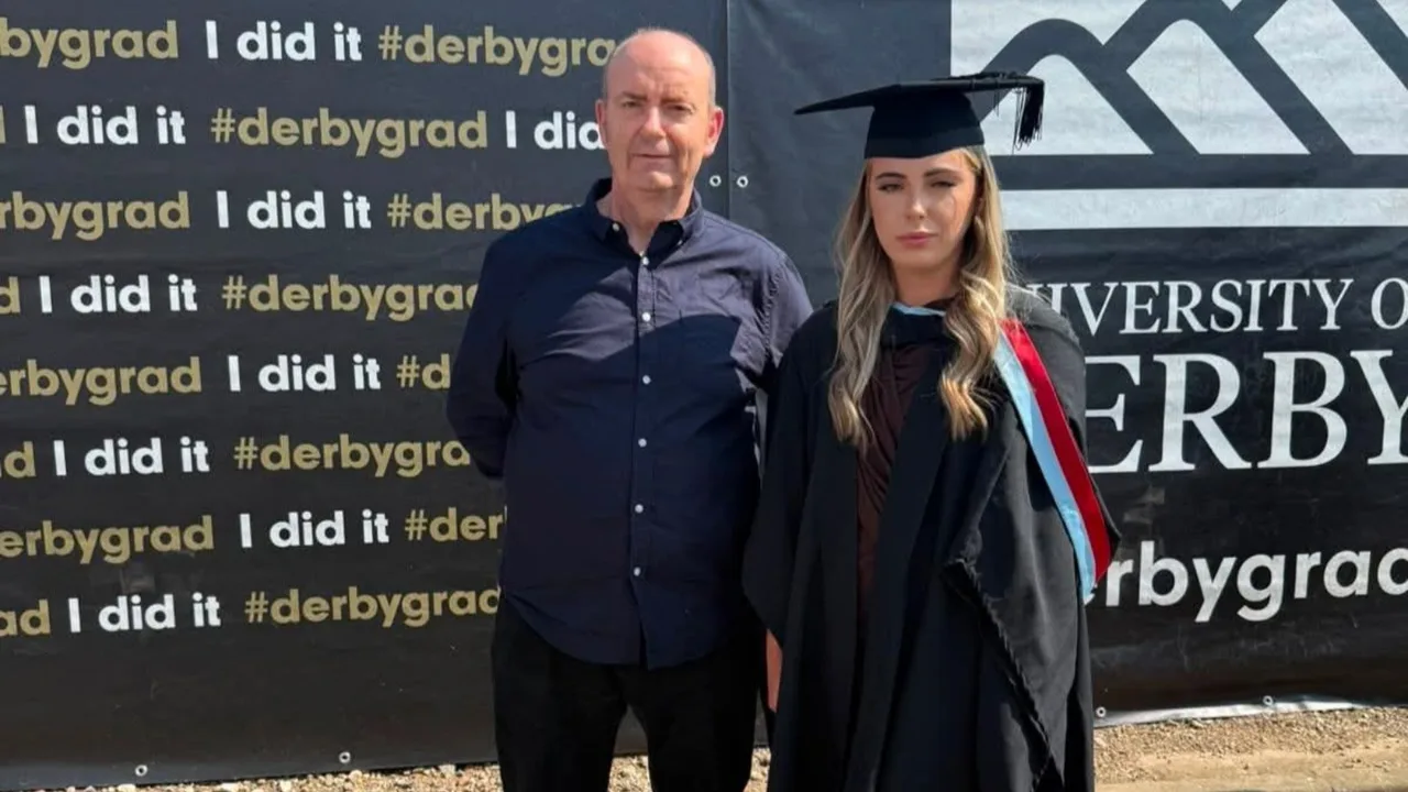 Bitiruv kiyimidagi qiz va erkak Derby universiteti banneri oldida turibdi.