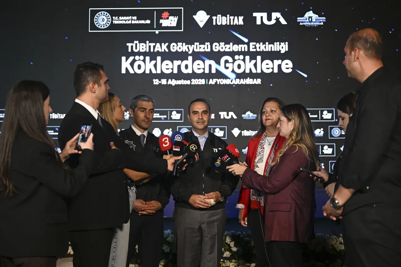 Tadbirda bir guruh odamlar jurnalistlarga intervyu bermoqda.