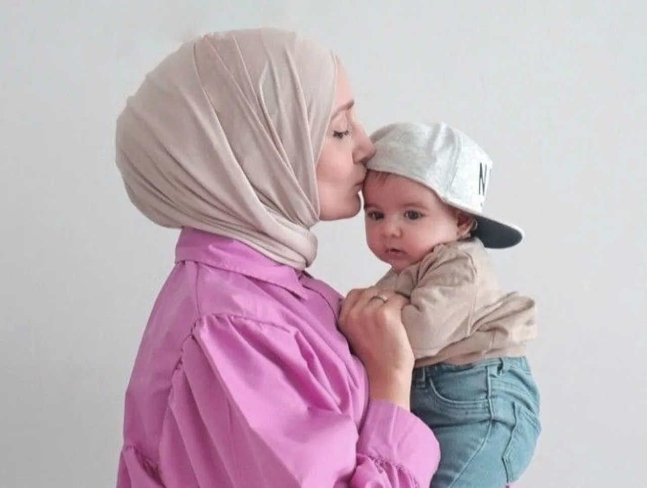 Kissing a child on the forehead is not just simple affection: 4 important aspects...
