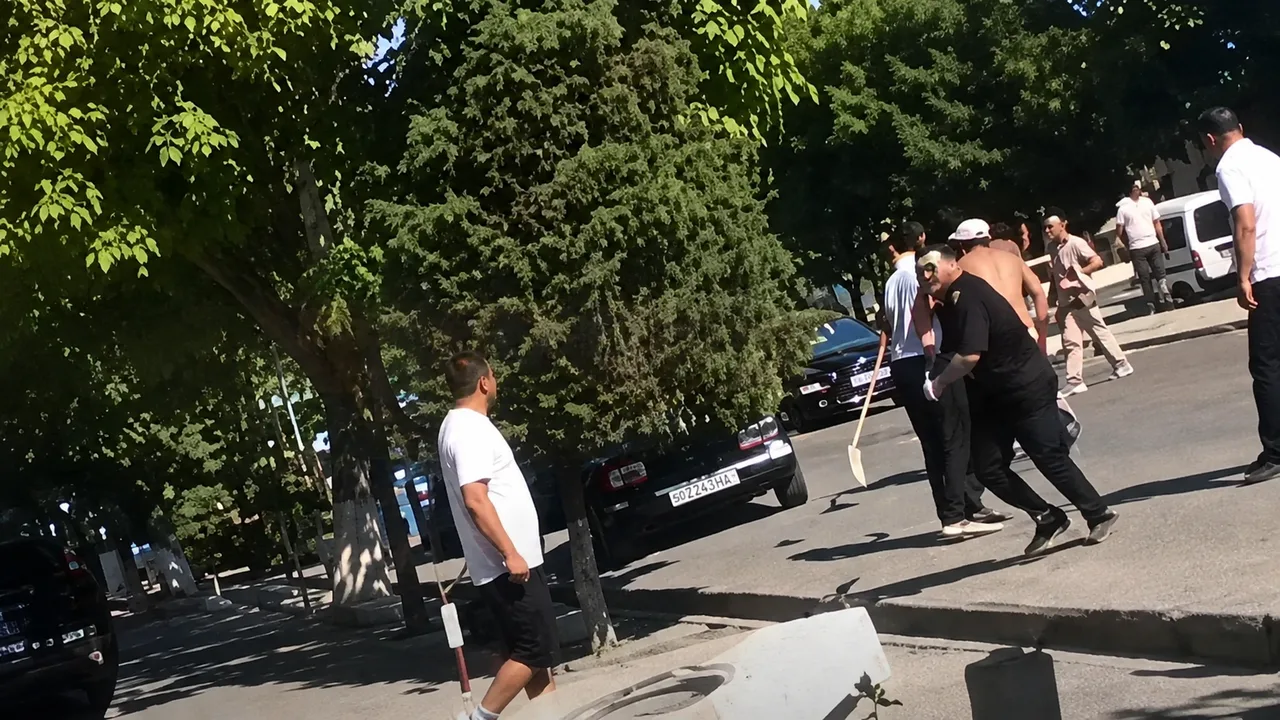 Namangan bozorida belkuraklar bilan janjallashgan 6 kishi ushlandi (video)
