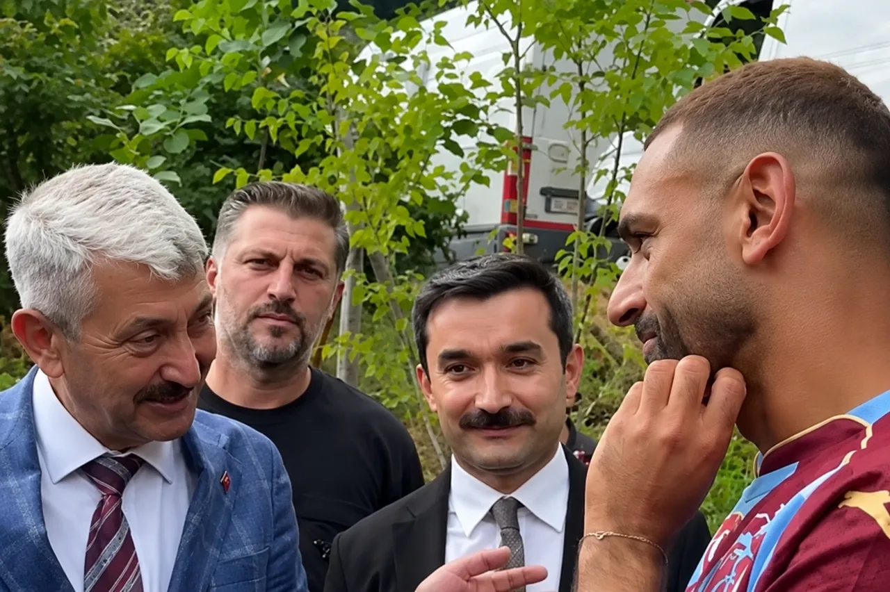 Bir guruh erkaklar ochiq havoda turib, o'zaro suhbatlashmoqda.