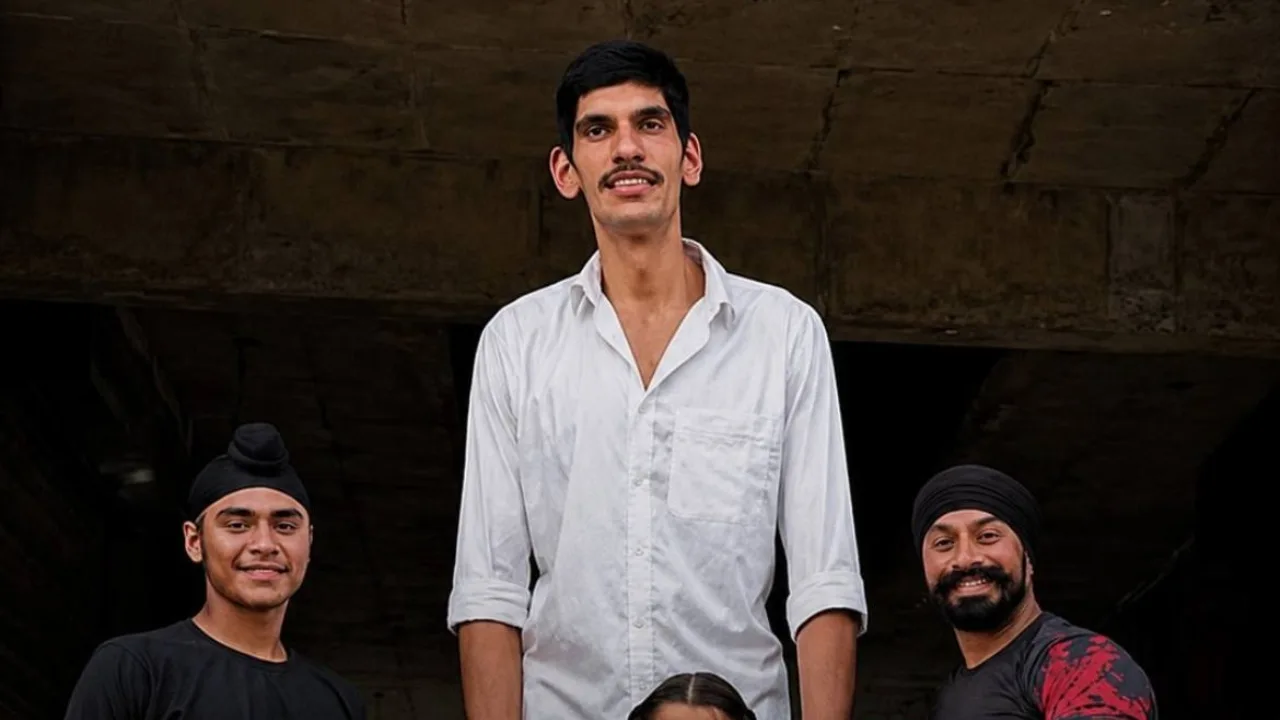 Mit 8 Jahren war er 198 cm groß: Karan Singh steht mit fast 2,5 Metern im Rampenlicht