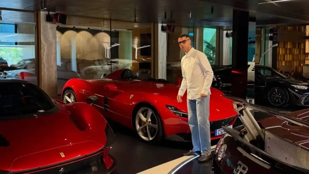 Krishtianu Ronaldu qizil Ferrari Monza SP2 yonida turibdi.