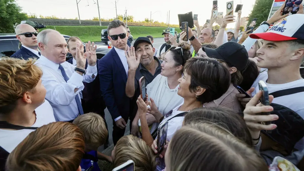 Путин кортежини тўхтатиб, Новосибирск аҳолиси билан суҳбатлашди (видео)