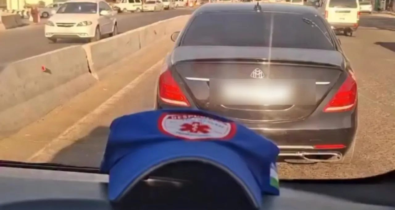 In Samarkand, a Mercedes-Benz failed to give way to an ambulance
