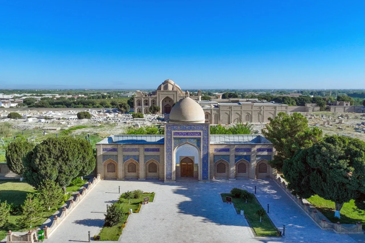 Shavkat Mirziyoyev Bahouddin Naqshband maqbarasini ziyorat qildi (foto)