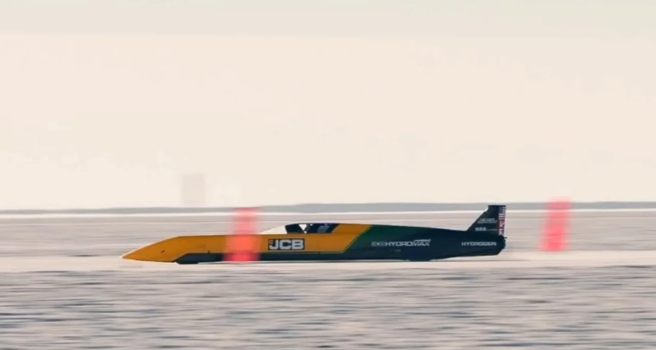 Hydrogen-powered car reaches 653 km/h and sets a record