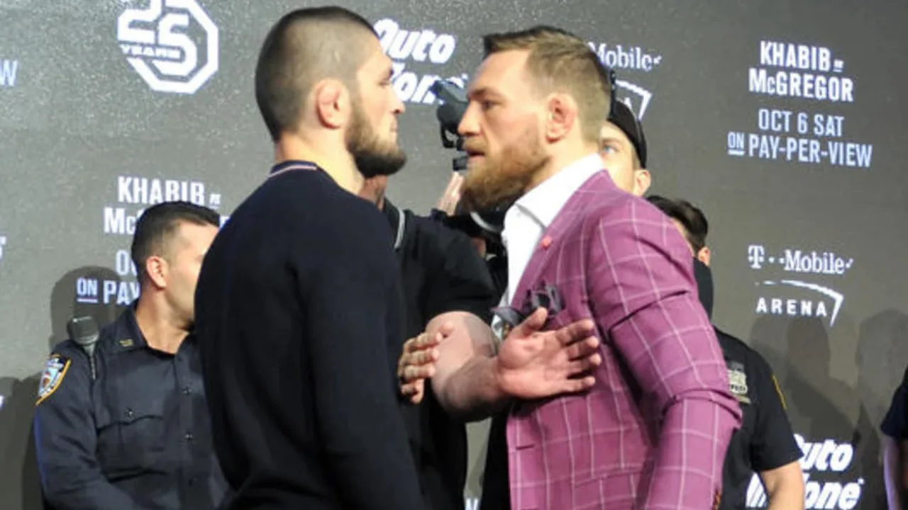 Xabib Nurmagomedov va Konor Makgregor matbuot anjumanida bir-biriga qarama-qarshi turibdi.