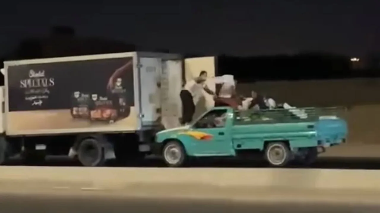 Unos ladrones roban 105 kilogramos de pollo de un camión en marcha (vídeo)