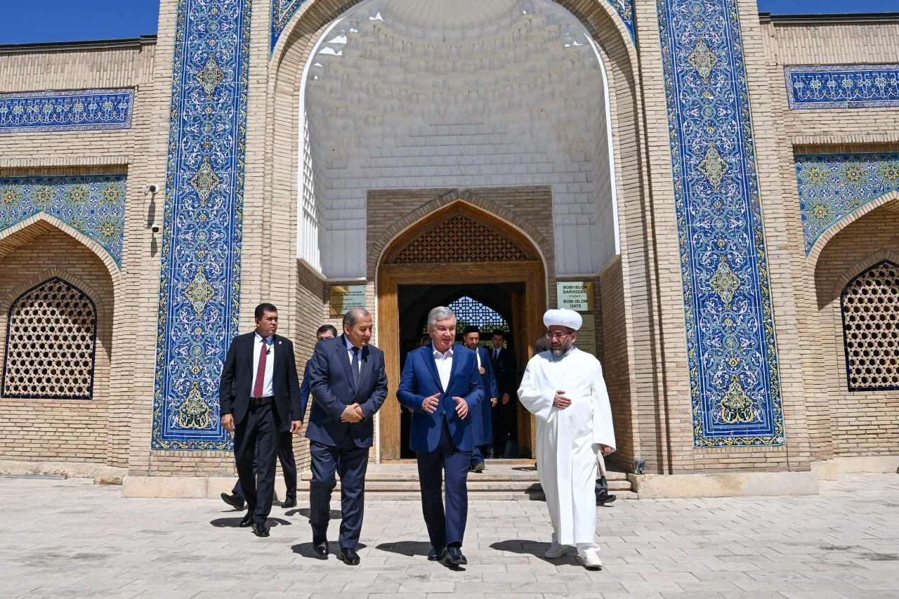 Shavkat Mirziyoyev Bahouddin Naqshband maqbarasini ziyorat qildi (foto)