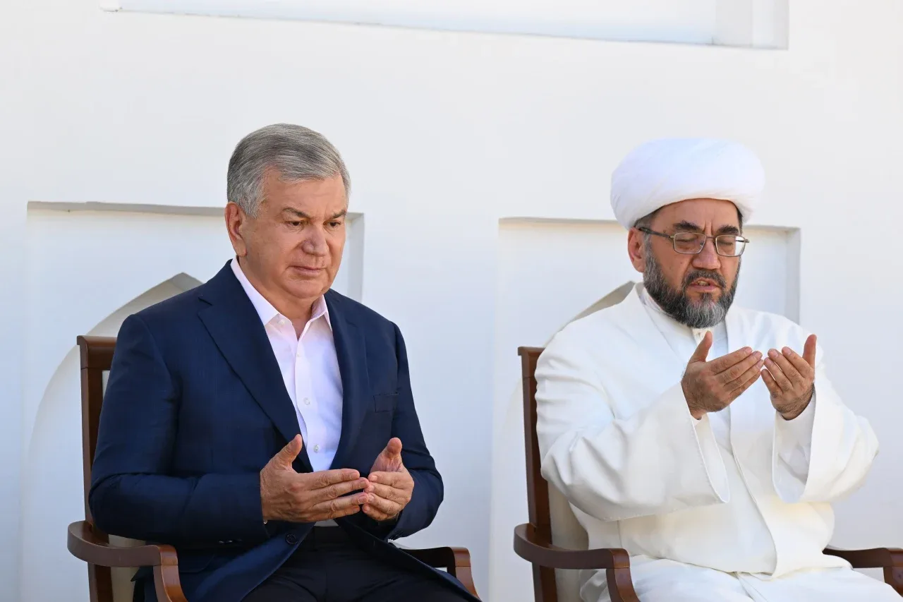 Shavkat Mirziyoyev Bahouddin Naqshband maqbarasini ziyorat qildi (foto)