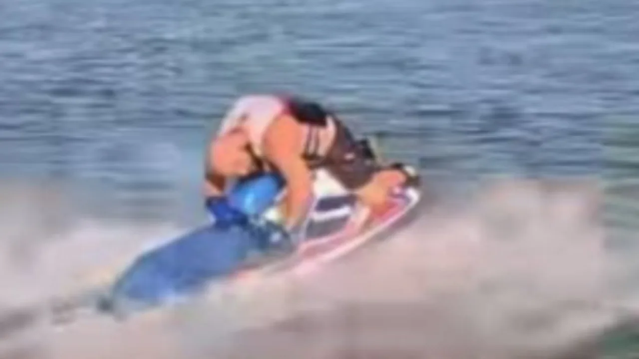 Blogger wird bei gefährlichem Jetski-Stunt ohnmächtig und prallt gegen Brücke