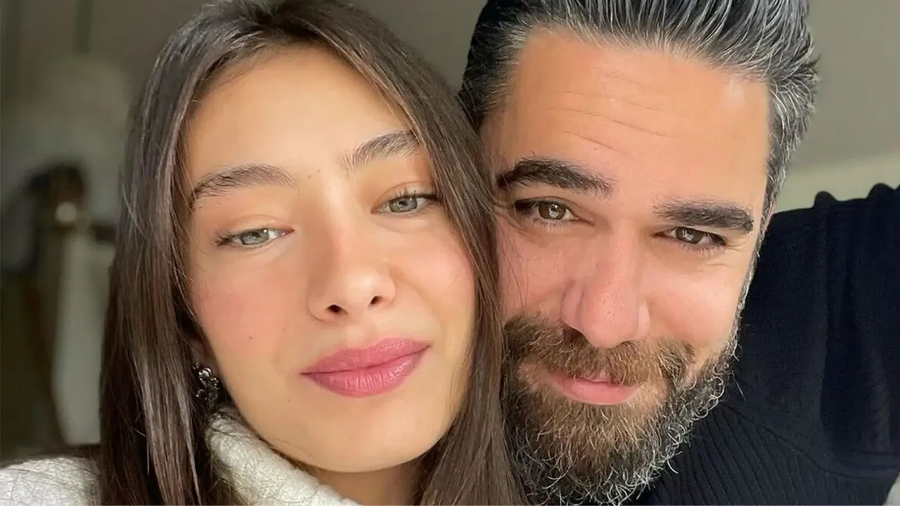 Neslihan Atagül va Kadir Doğulu birga selfiga tushmoqda.