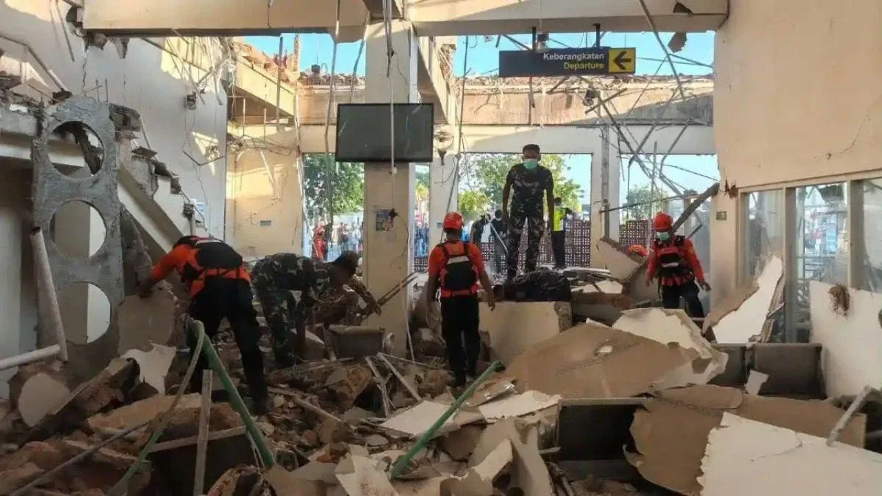 7.7-Magnitude Earthquake in Indonesia: Dozens Killed (Video)
