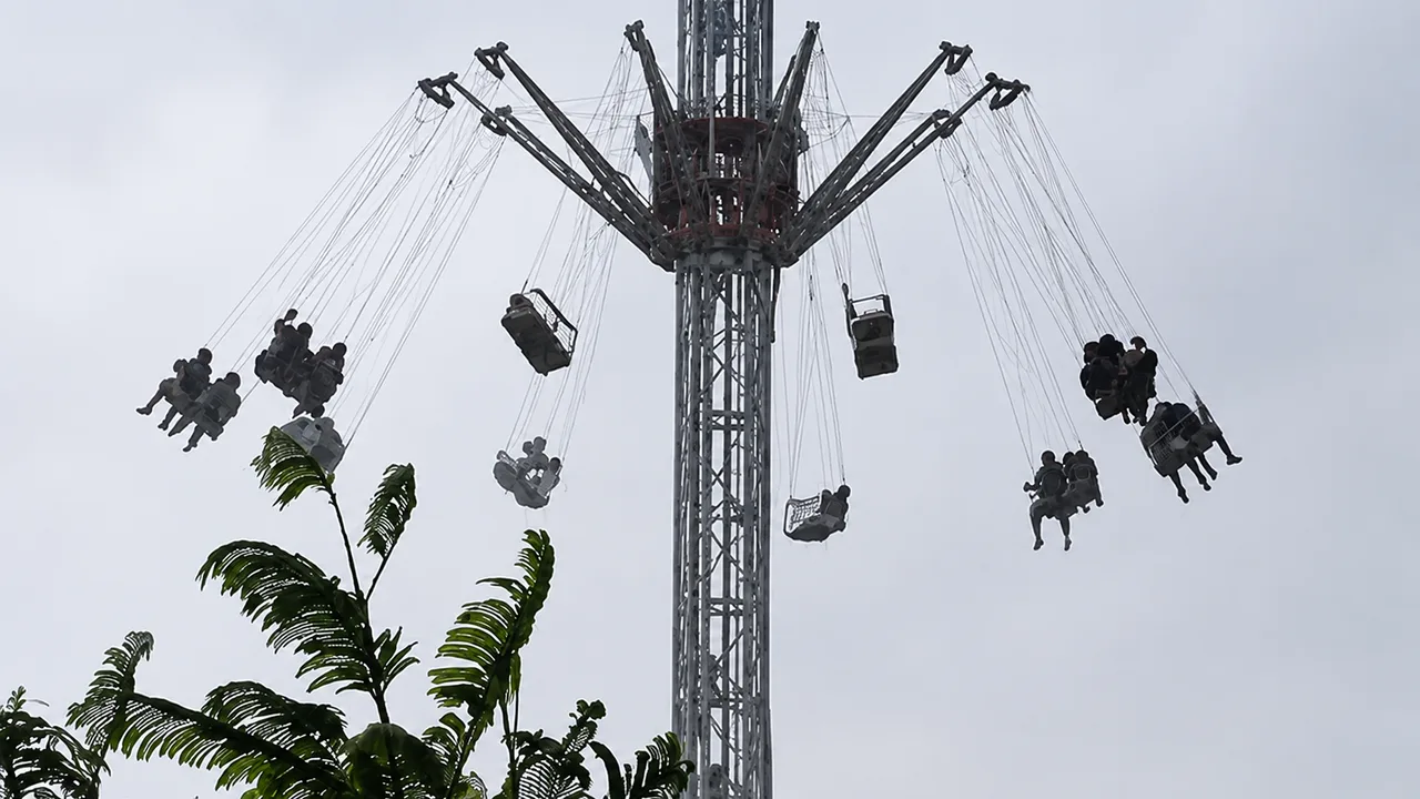 Young People Stranded on Amusement Ride as Severe Storm Hits Mexico
