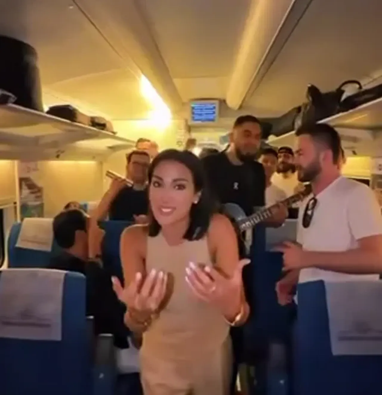 Munisa Rizayeva vagonda «Bevafo» taronasini jonli ijro etdi (video)