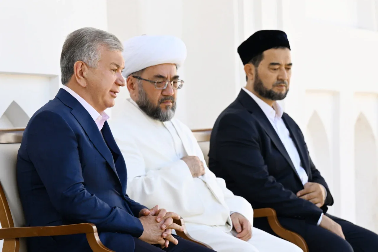 Shavkat Mirziyoyev Bahouddin Naqshband maqbarasini ziyorat qildi (foto)