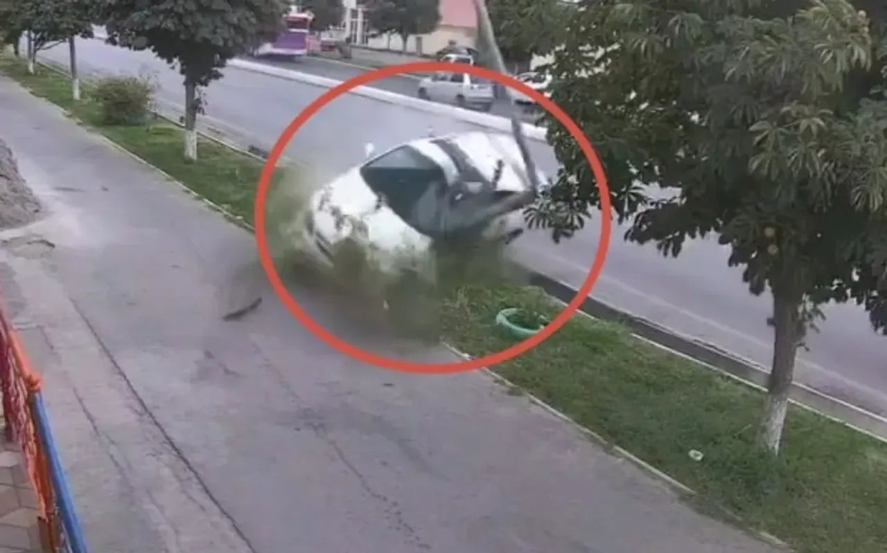 Фарғонада Lacetti бошқарувдан чиқиб, устун ва дарахтга урилди