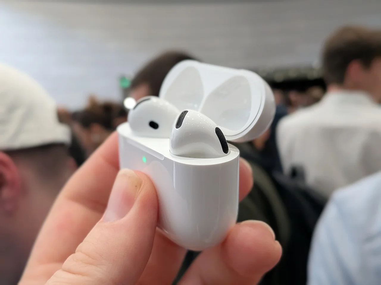 Apple macOS янгиланишида камерали AirPods тасвирланган видео топилди