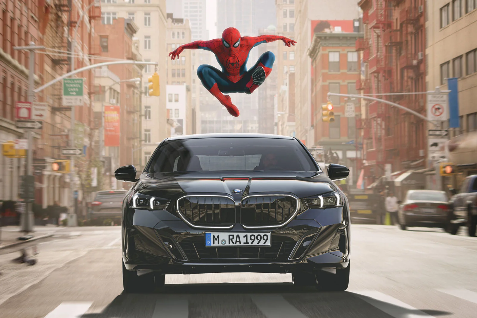 BMW автомобилларидаги фильмлар рекламаси ҳайдовчиларни норози қилмоқда