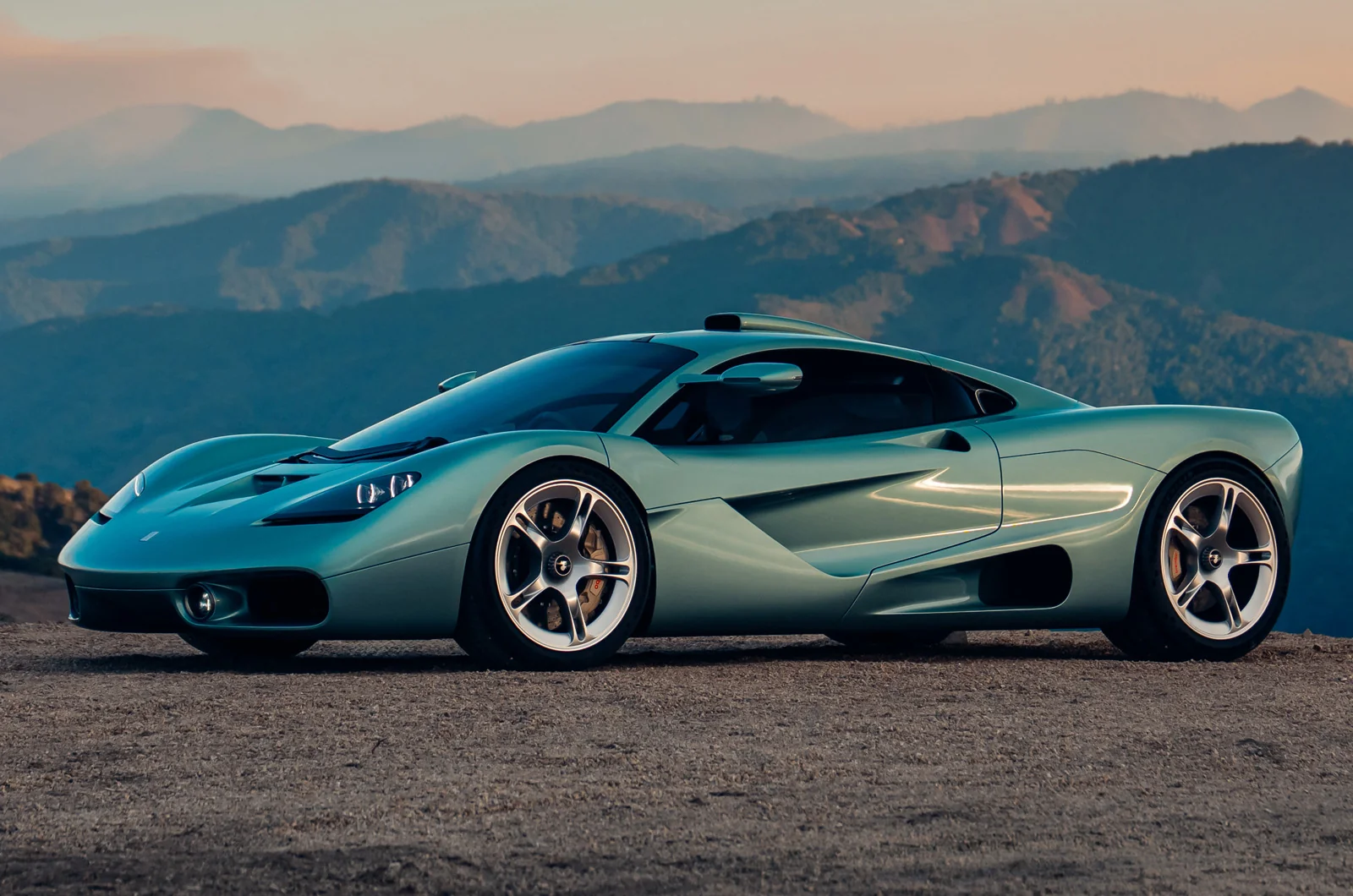 Гордон Муррай афсонавий McLaren F1нинг давомчиси бўлган янги S1 суперкарини намойиш этди