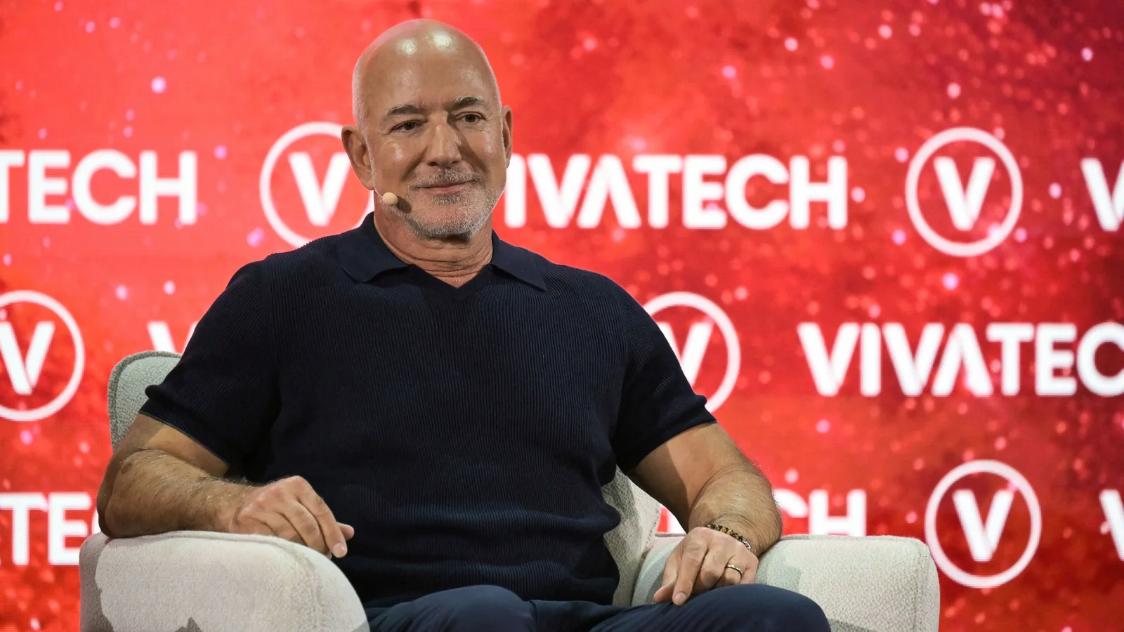 Jeff Bezos Ливерпул клуби аксияларини сотиб олди