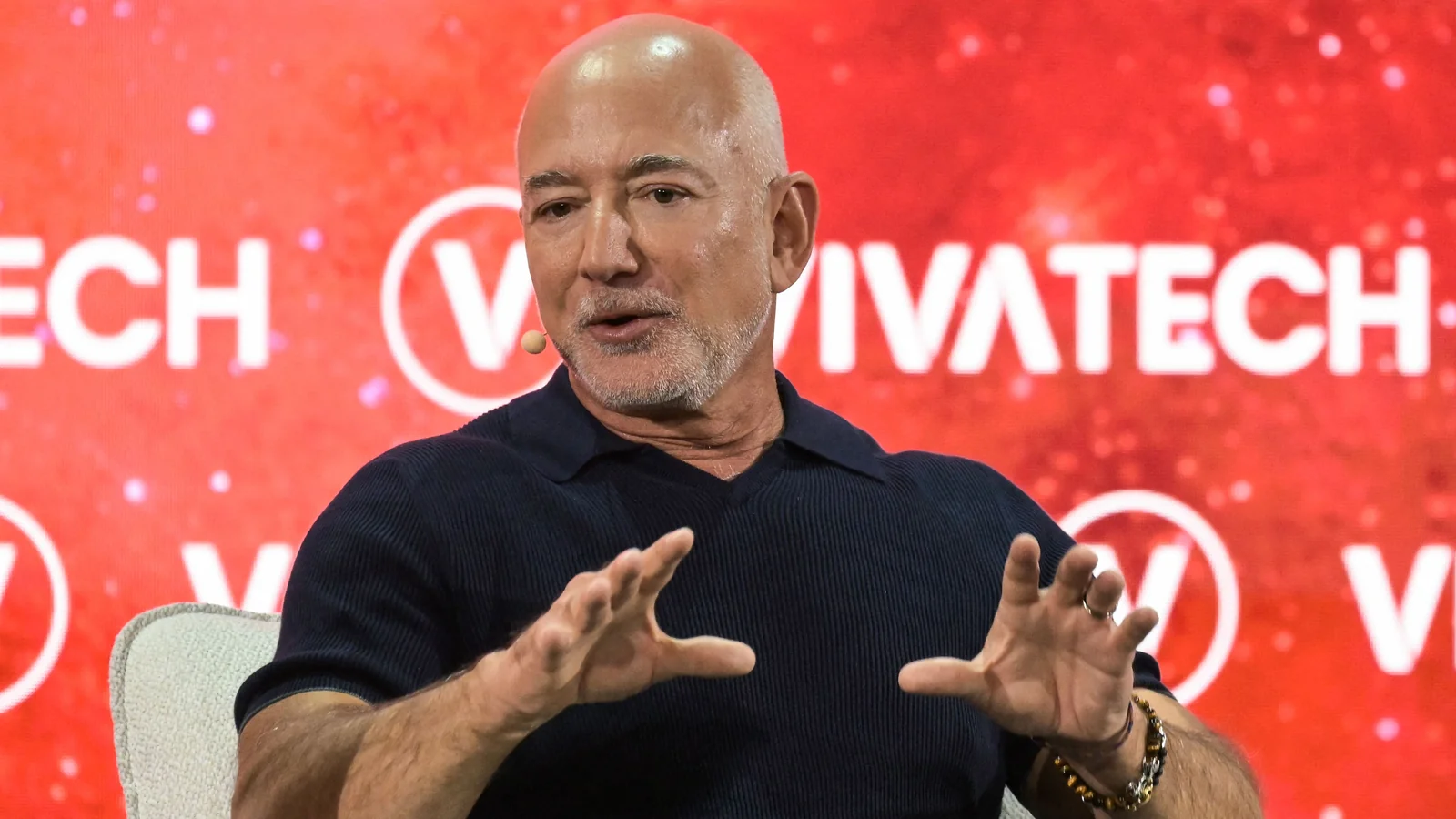 Jeff Bezos Ливерпул клубида улуш сотиб олиши мумкин