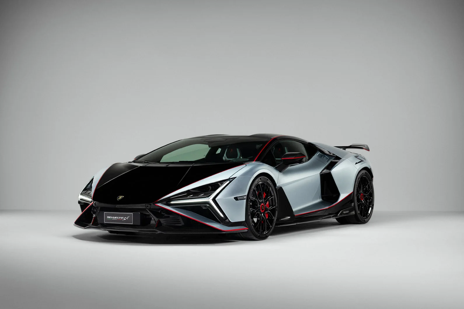 Lamborghini представила свой самый мощный гиперкар Ревуелто СВ