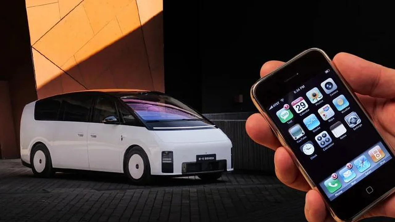 Li Auto раҳбари янги Мега минивенини биринчи iPhone билан таққослади