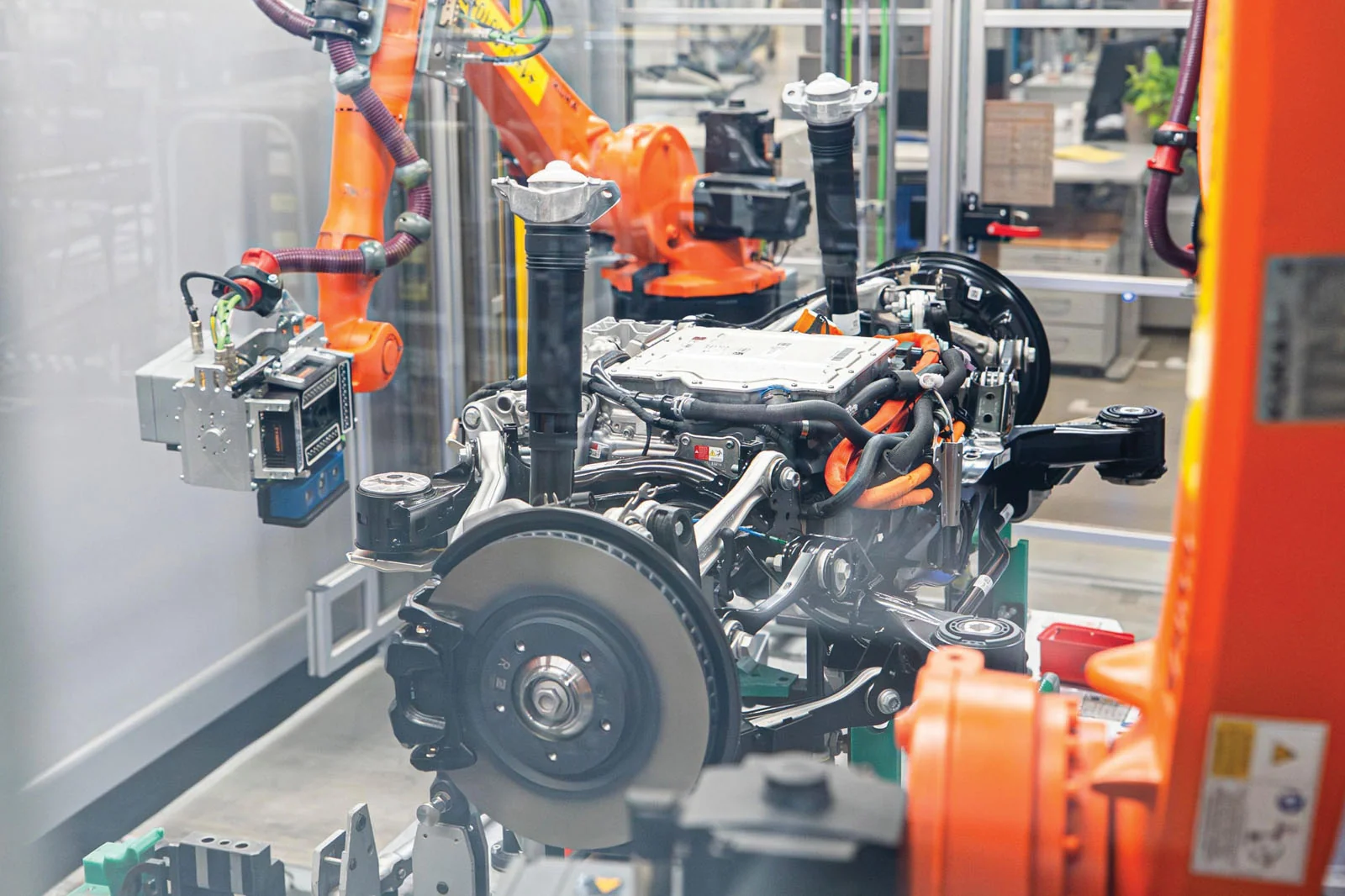 Nega avtomobil zavodlarida robotlar insonlarni toʻla almashtira olmaydi?