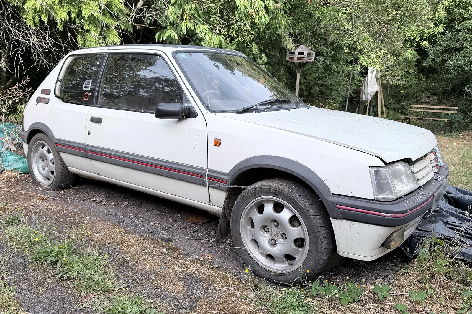 Ўн йил очиқ осмонўсти остида қолган Peugeot 205 GTи топилди